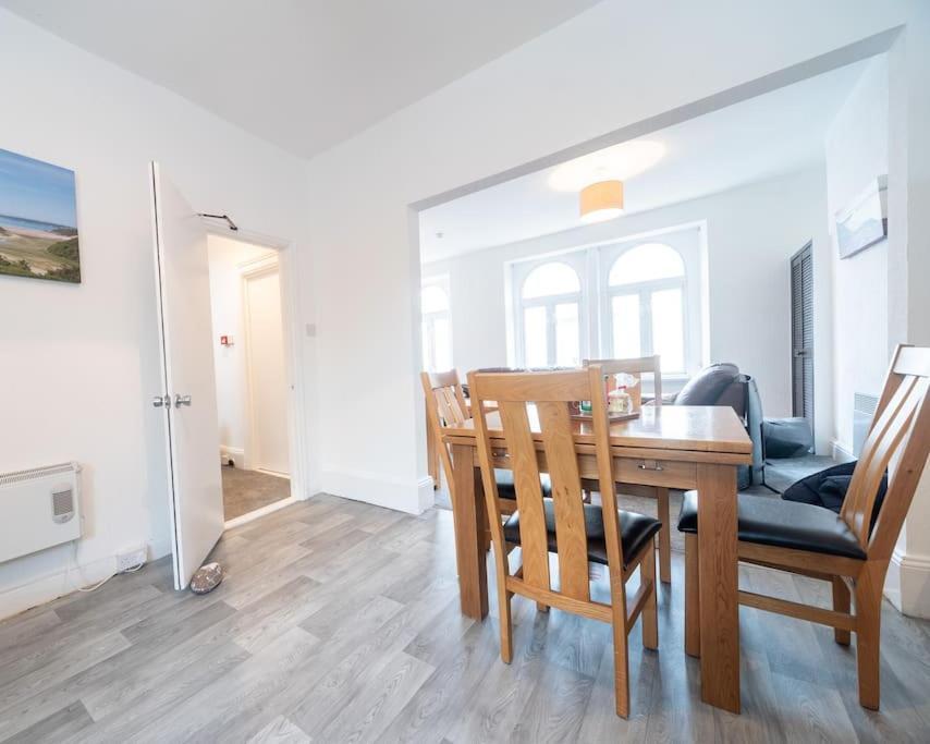 شقة Oystermouth  في Mumbles View - Free Parking المظهر الخارجي الصورة